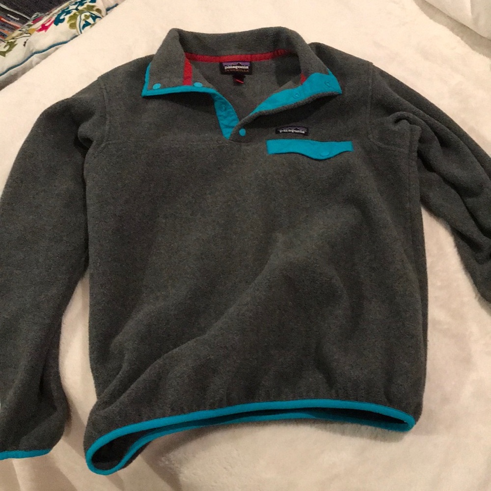 grey and blue patagonia pull over
